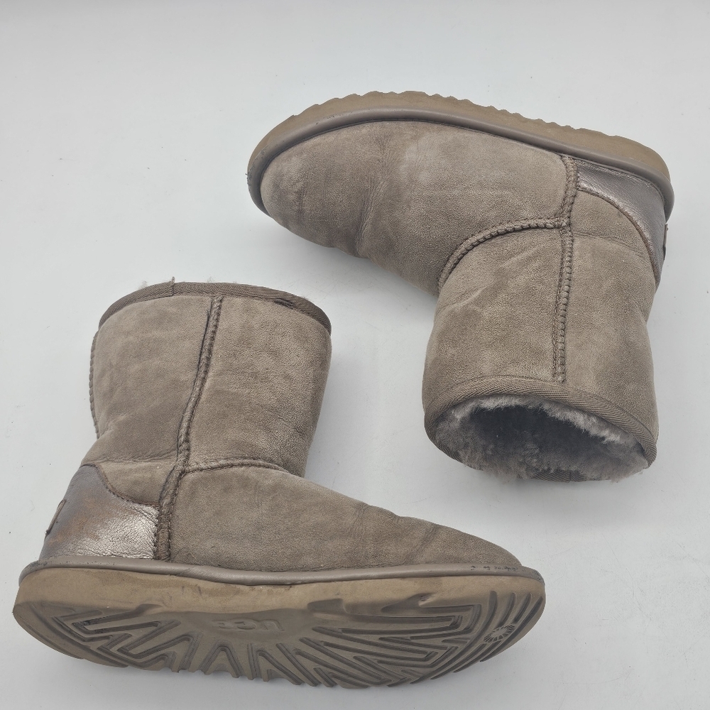 UGG Classic Short Shine Boots Dusted Cocoa Little Big Kid Size 2 Metallic Heel - Picture 6 of 11